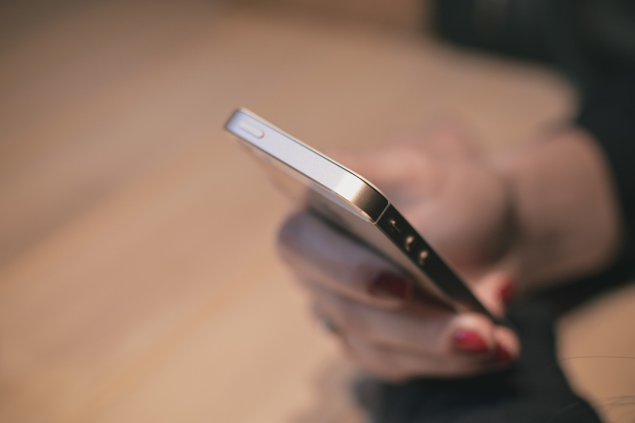 Intergenerational communication patterns in digital societies